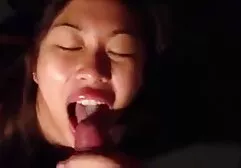 Un hombre con un buen golpe de lujo anal casero forzado puta con un pecho grande
