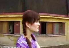 Después de hacer sus agujeros con la gravedad, un amigo toma una polla caliente. videos gratis sexo anal casero