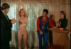 La chica estaba flotando en el teléfono sex anal casero y digitación polla