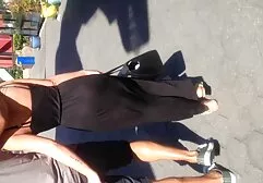 Los turistas se relajan en el coche con una chica anal casero amater que pasa
