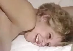 Una chica que está cachonda burlas de un colega para lanzar el palo anal casero brutal sobre el escritorio