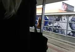Joven camarero dando videos xxx anal caseros una profunda mamada en la cocina para cocinar
