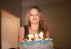 Muñeca follada para obtener el anal casero llorando semen flujo en sus caras