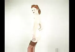Joven placer delante penetraciones anales caseras de la cámara