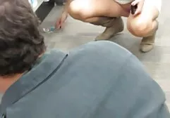 Dos casero primer anal estudiantes se burlan de la chica y organizar el sexo en grupo con ella en el bosque