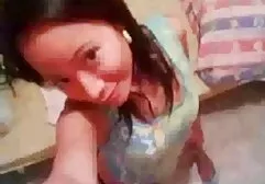 Este hombre negro se folla a dos amigas anal hecho en casa en los agujeros.