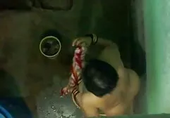 Sensual modelo abrazos video anal casero con un pene de la longitud de un hombre