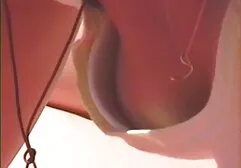 Hombre guapo detrás de las anal negras casero rejas