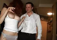 Los seso anal casero gimnastas se plantan en una pose interesante