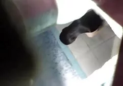 Grieta en blanco y por el ano casero negro de tres prostitutas de piel oscura.