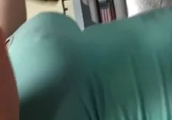 Dos encantadoras chicas sirviendo al hombre anal casero con dolor feliz