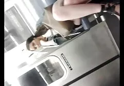 Chica con gafas toma pene masculino a la derecha en el coche anal xxx casero